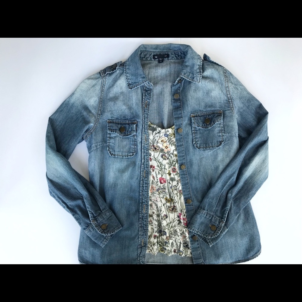 Gap Womens washed Denim Fitted Boyfriend Shirt.